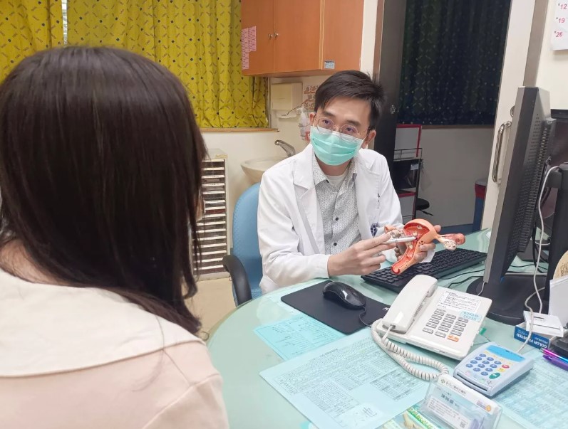 jwl_231122_1500 醫師說,新式冷刀手術,讓手術時間從30分鐘縮短到10到15分鐘,降低麻醉風險並且術後復原也快速。(圖:童綜合醫院提供)